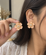 Load image into Gallery viewer, Gold-tone peach pink floral statement earrings with pearl accents
